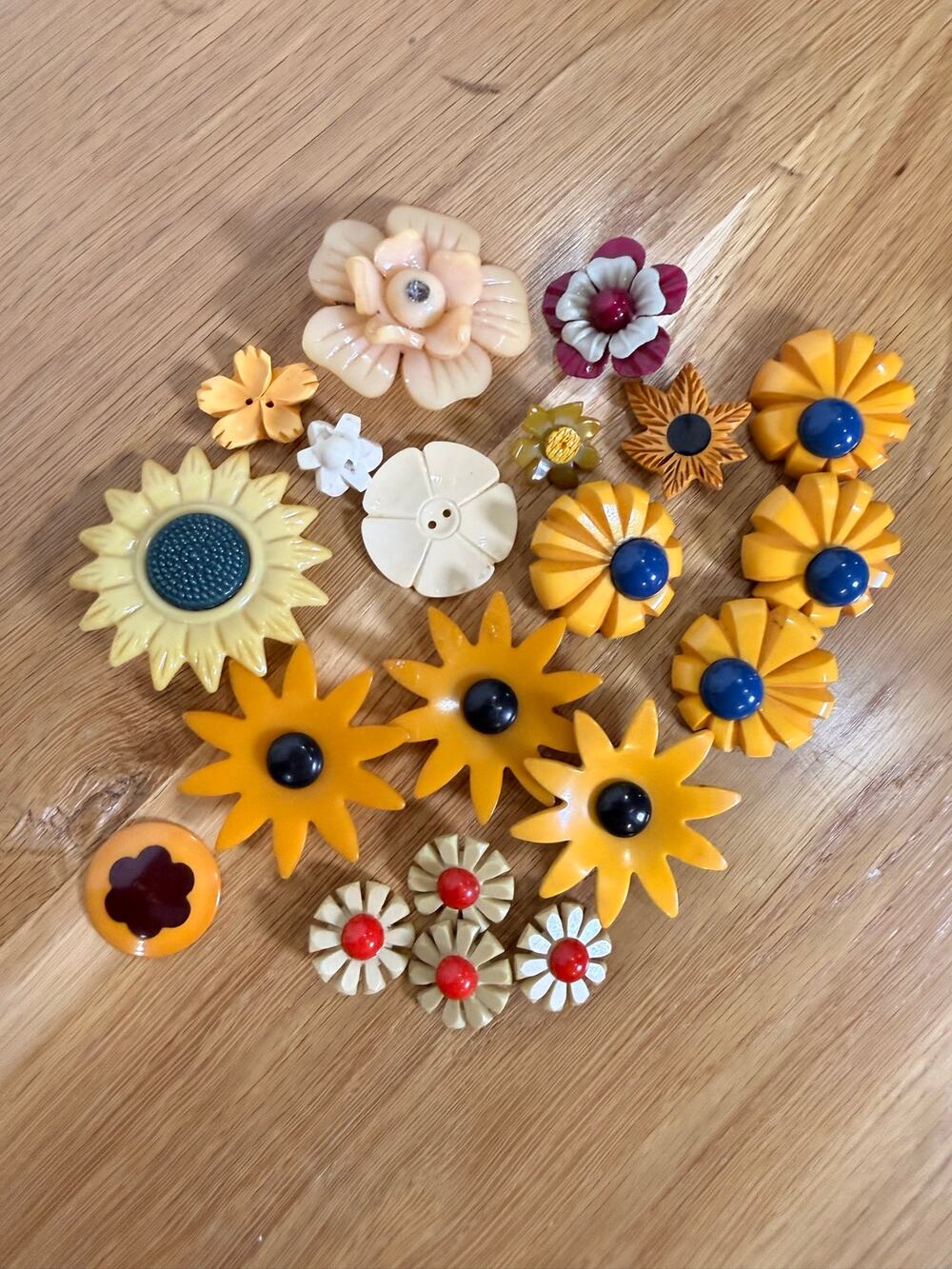 Vintage 20 Pc Mixed Bakelite & Vintage Plastic Flower Buttons Retro Mod Craft